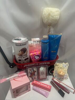 Women’s spa basket 17 items Filled with Spa & Beauty Gifts all new items NWT